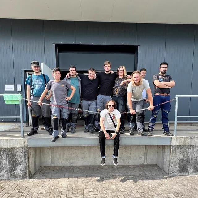 Ein Teil des Hoefert-Teams vor der Betriebshalle