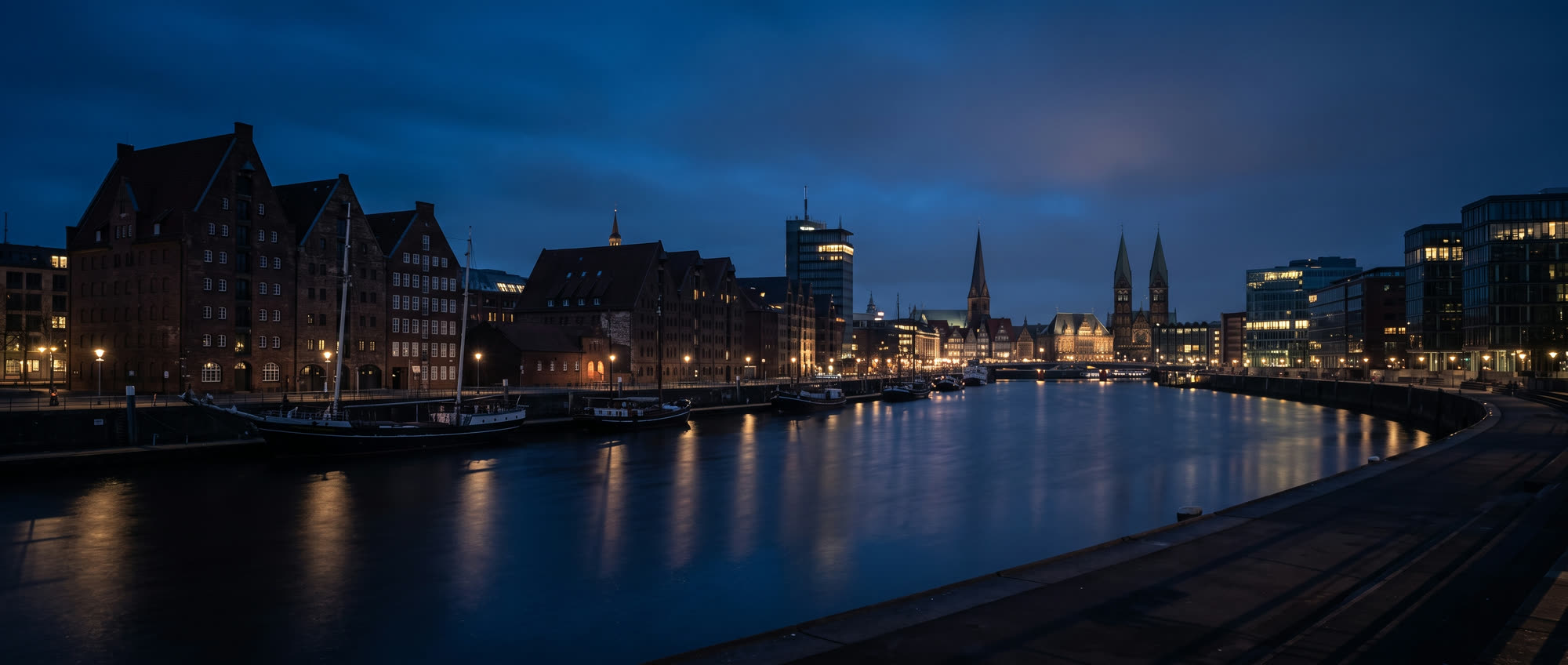 Die Bremer Hafensilhouette an der Weser zur blauen Stunde