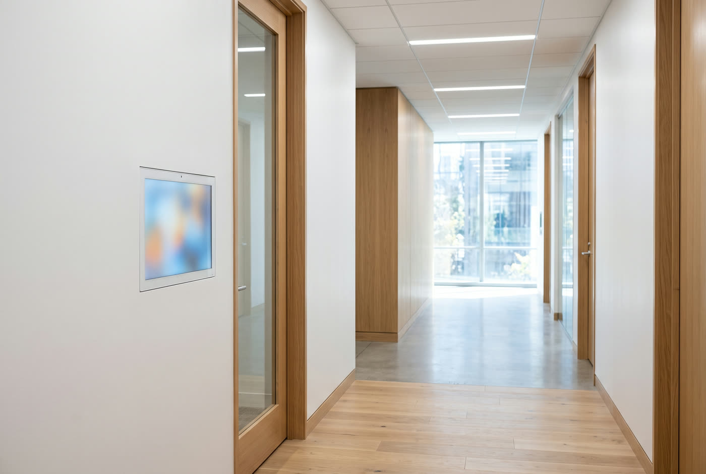 Bedienpanel der Gebäudeautomation an einer dunklen Betonwand mit indirekter Beleuchtung