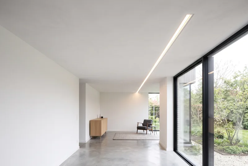 In die Decke eingelassene Lichtlinie